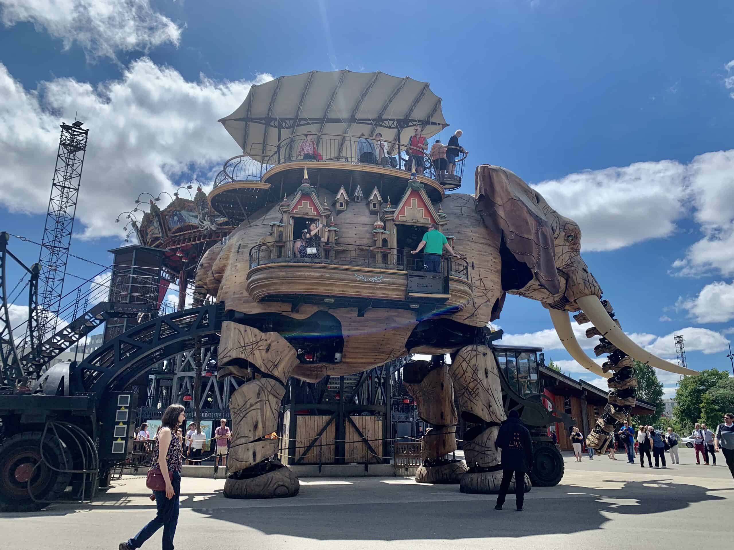 L’éléphant des Machines de l’Île s’échappe et sème la pagaille en centre-ville